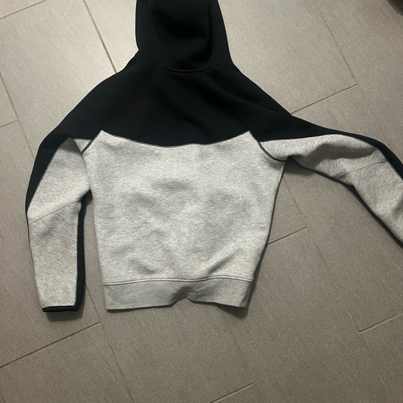 Nike Tech - Picture 2 of 3